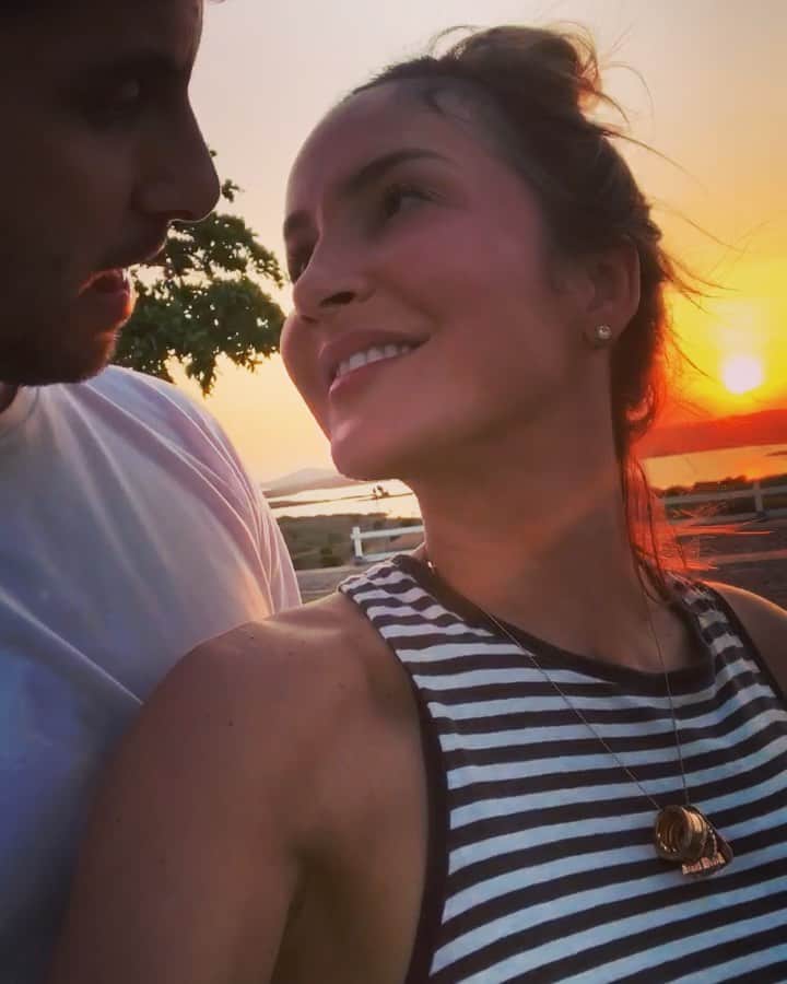 Claudia Leitteのインスタグラム：「O nome do meu ep novo é #SolASol. É assim que sempre quero estar com meu amor. Dia após dia. ☀️ Que Deus o abençoe com amores que estarão ao seu lado em todas as situações. 🙌🏻🥰」