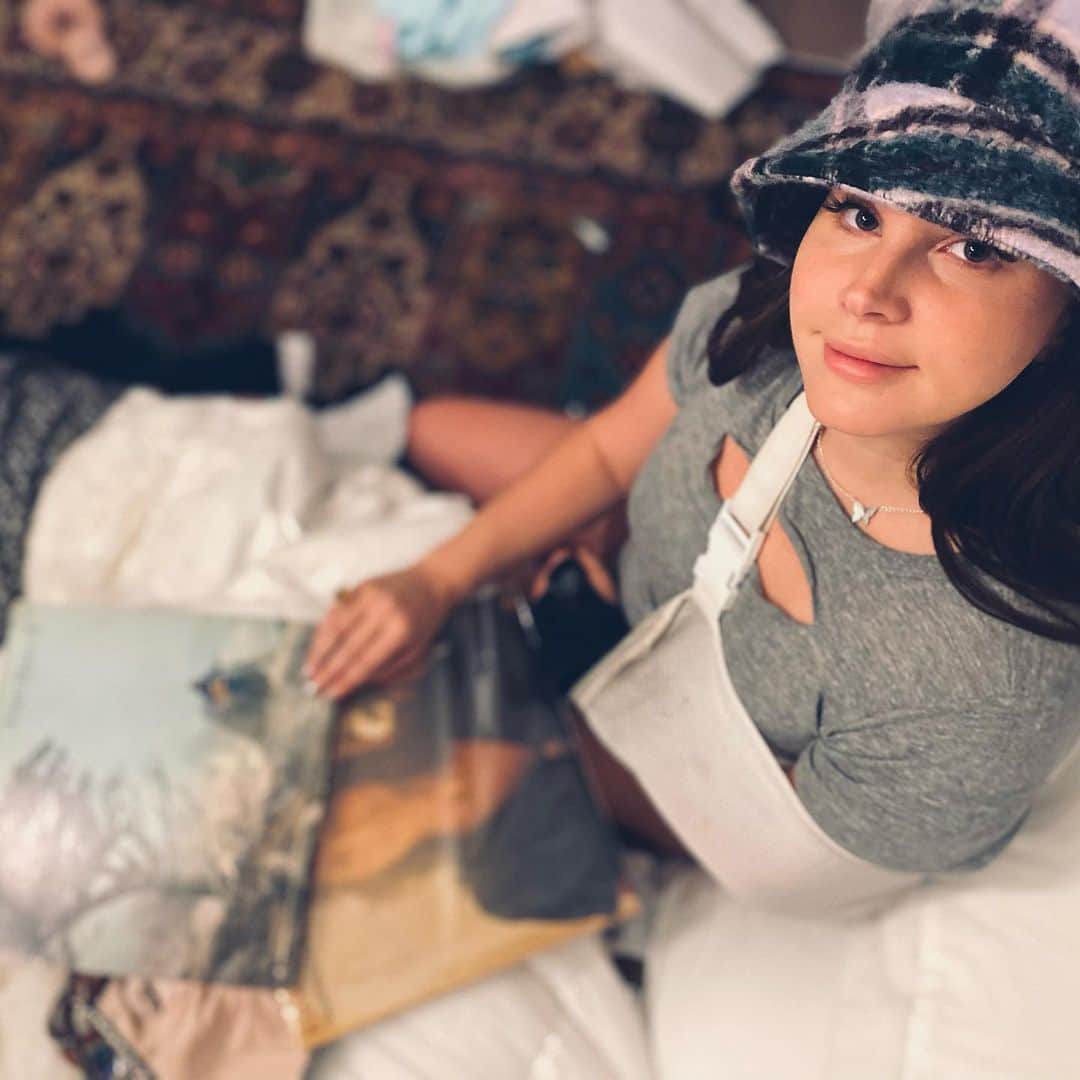 ラナ・デル・レイのインスタグラム：「When you see my second video for this album, don’t think that the fact I’m wearing a cast is symbolic for anything other than thinking I was still a pro figure skater. I wiped out on my beautiful skates before the video even began after a long day of figure eights and jumps in the twilight of the dezert.  Anyways my fracture isn’t that bad kind of goes with my new bucket hat. Thanks to my beautiful family for my gifts」