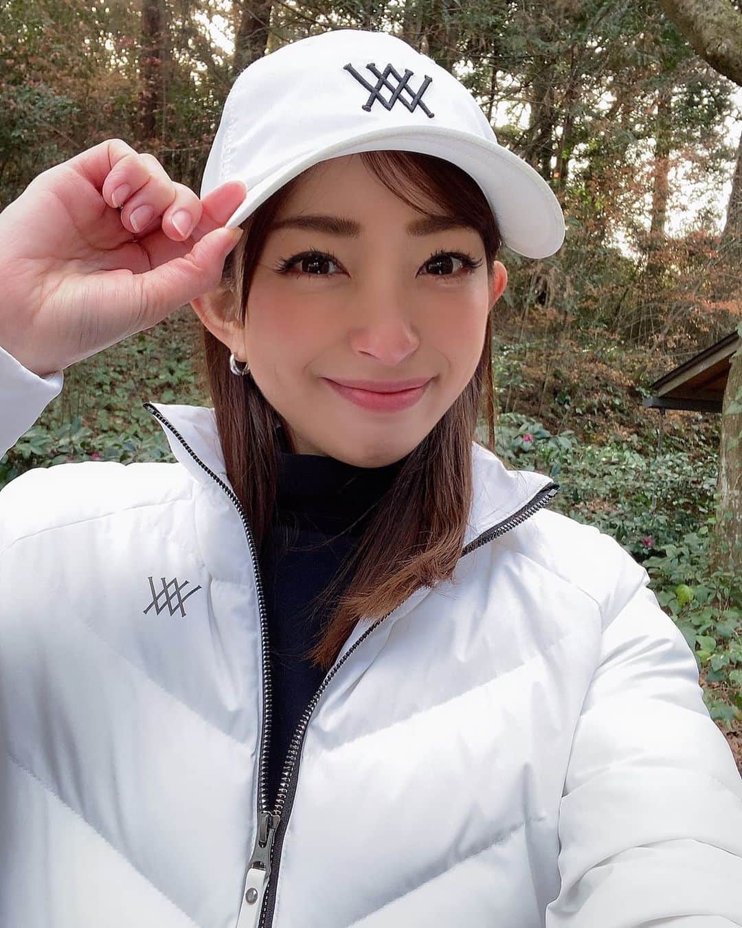 RIKAのインスタグラム：「. 寒いと鼻真っ赤になるタイプ🤧 . 朝はめっちゃ寒いー🥶❄️ . 今日のダウンはお気に入りのアニュー❤️ @anewgolf_official  . モコモコであったかいよ😊😊 . . . #ゴルフ#golf#⛳️#ゴルフ女子#ゴルフ好き#ゴルフウエア#ゴルフコーデ#ゴルフスイング#골프 #골프웨어 #골프스윙 #여행 #해외여행 #골프스타그램 #골프중독 #와인 #소주 #좋은시간 #アニュー#anew#anewgolf」