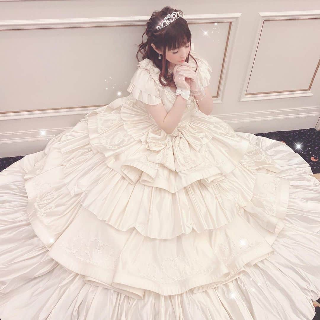 伊藤芽衣さんのインスタグラム写真 - (伊藤芽衣Instagram)「ロリータウエディング♡﻿ Hiroko Tokumineさまの﻿ （@hirokotokumine ）﻿ ﻿ 2020 Collection Show♡﻿ ﻿ ♡♡♡♡♡﻿ ﻿ Kawaii☆Stars2021﻿ ラフォーレ原宿開催決定❣️﻿ ﻿ ♡開催場所♡﻿ 東京都渋谷区神宮前1-11-6B0.5Ｆ﻿ ﻿ 1部﻿ 1月2日(土)〜1月7日(木)﻿ 2部﻿ 1月8日(金)〜1月13日(水)﻿ 3部﻿ 1月14日(木)〜1月19日(火)﻿ ﻿ ♡♡♡♡♡﻿ ﻿ #ロリータウェディング ﻿ #lolitafashion #ロリータファッション ﻿ #dress #hirokotokumine ﻿ #ドレス #ウェディングドレス ﻿ #ドレスモデル　#ファッションショー　﻿ #japanesegirl #kawaii #portrait ﻿ #ホテルスプリングス幕張」12月28日 7時35分 - itoumei