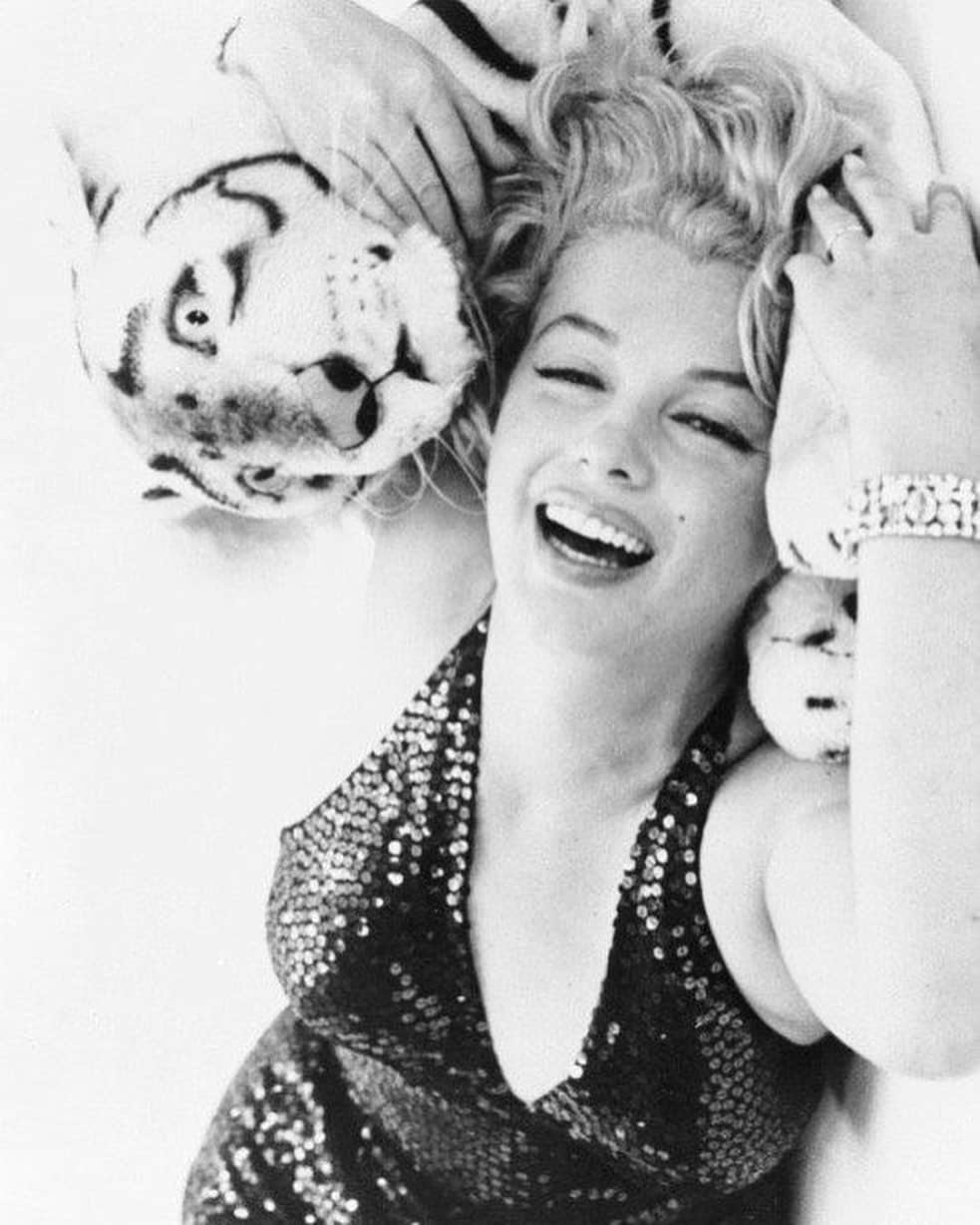 マリリン・モンローさんのインスタグラム写真 - (マリリン・モンローInstagram)「Marilyn photographed by Richard Avedon in 1957. Love these shots 🖤 #Marilynmonroe」12月28日 7時37分 - welovemarilyn