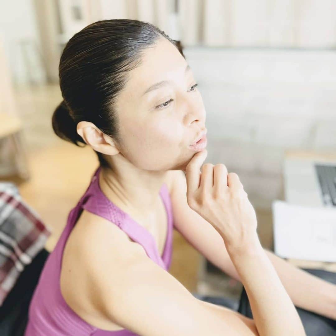 間々田佳子のインスタグラム：「顔も体も 自分の癖の固まりだなと 感じています  自分の癖が 自分の顔も体も作っている  自分の癖を変える方法は  意識的に顔も体も動かすこと  コアフェイストレーニングが  その一つのきっかけになったら 嬉しいです  #コアフェイストレーニング #間々田佳子 #表情筋研究家」