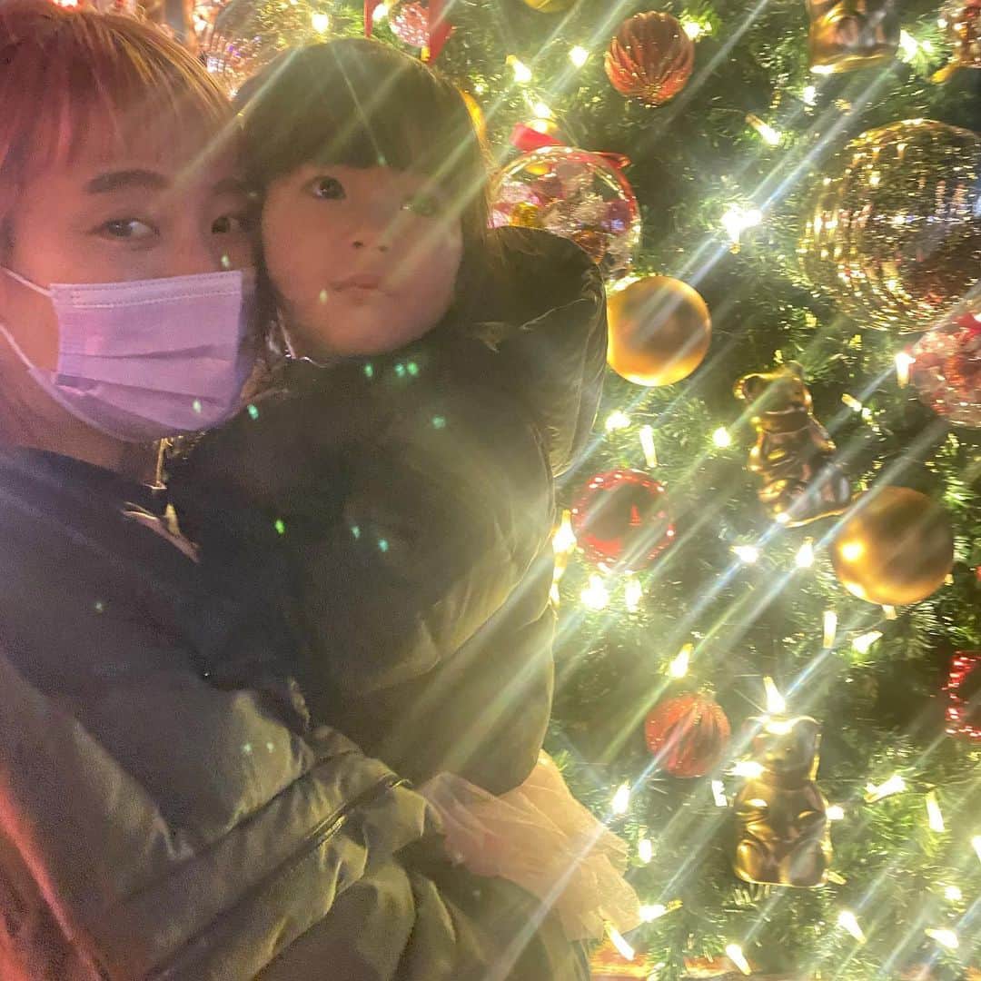 小松美緒のインスタグラム：「年内の残りの営業もあと３日間となりました✨ １２月、髪の毛を切り納め✂︎で会えたお客様たくさんいて、とても毎日嬉しかったです！　 ご連絡くださったのにやってあげれずお会いできなかったお客様も年始にお会いできるの楽しみです。　 今日から３日間、さらに感謝の気持ちで頑張ります✂︎👍　 よろしくお願いします♡」