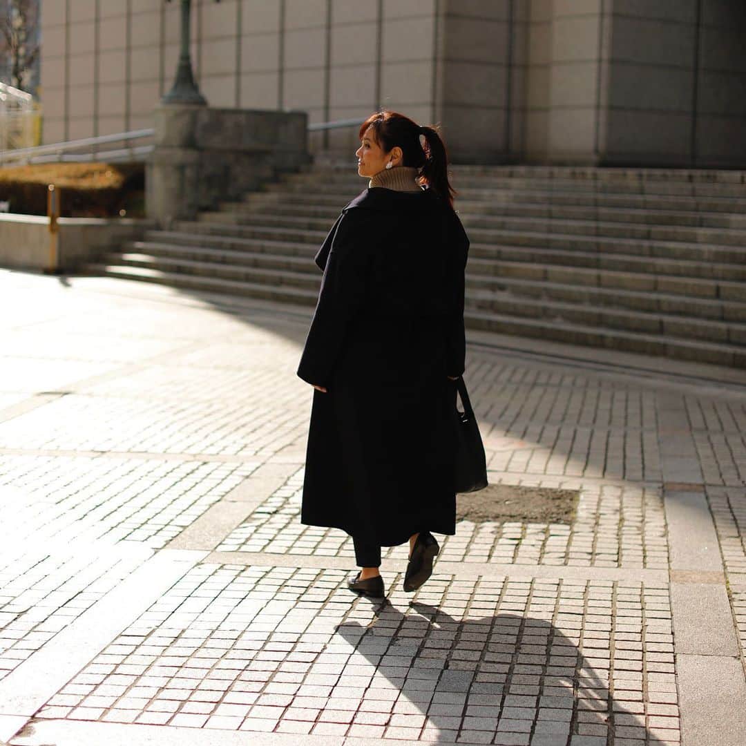 田中幸恵のインスタグラム：「__ . 今年は @ebure_official  の ネイビーコートをお迎え  やっぱりebureのシルエットがたまらなく好き♡ 後ろ姿もたまらん  パンツは穿きやす過ぎて色違いの　@_y_o_r_i_  これもまたネイビー♡  ネイビー×ベージュ の色合わせも好き🙋‍♀️  #ebure  #エブール　#yori_japan  #yori」