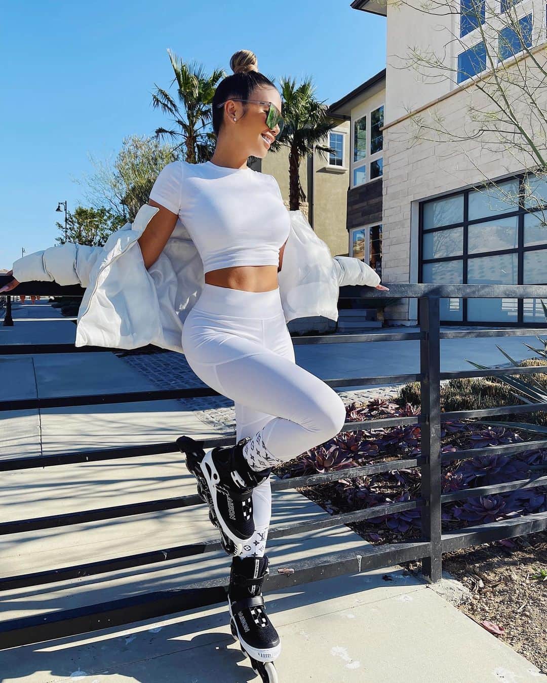 リアン Vのインスタグラム：「Sunday Funday! ☀️ Remember to count your blessings! ✨」