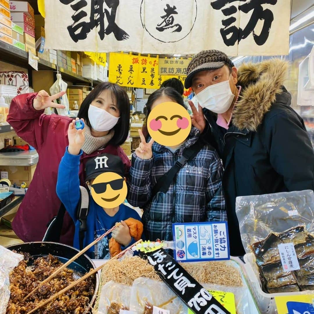 新井義幸のインスタグラム：「昨日は映画観て、おせちゲットする為に #諏訪商店 へ！ #超電子バイオマン ピンクファイブの #牧野美千子 さんが暖かく迎えてくれました。  ココの栗きんとんがないと正月が迎えられないようになりました。  クランベリー胡桃も美味！！  最高です！！  このコロナ禍でも逞しく初されてる姿に元気もらいました！  ありがとうございました！」