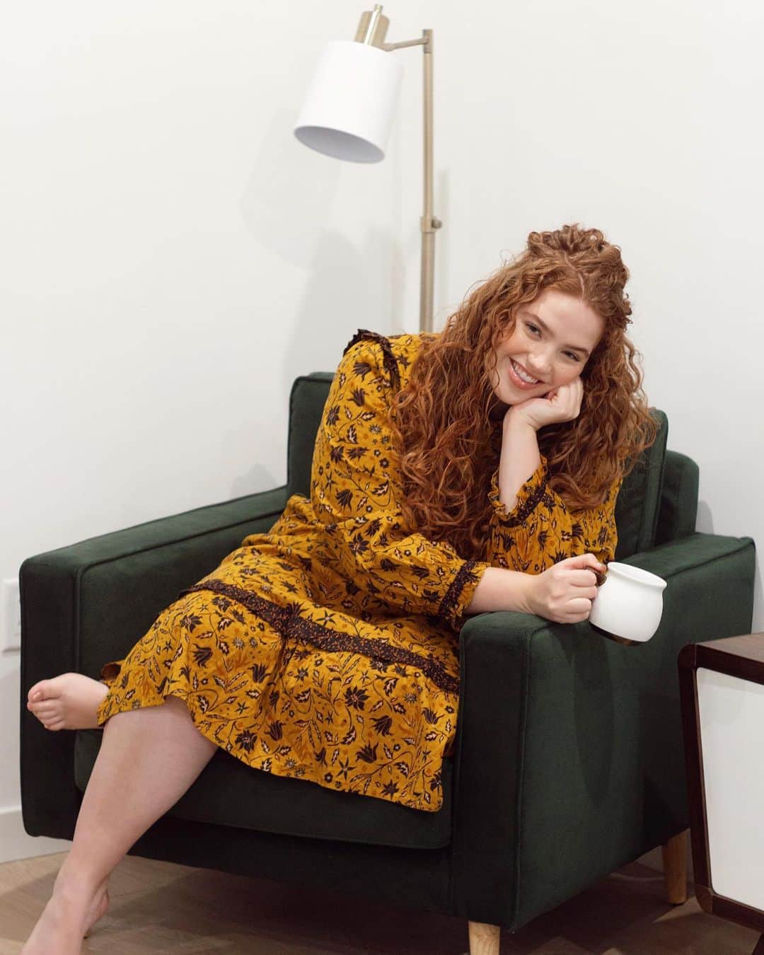 ブリー・キッシュのインスタグラム：「name a better accent chair... i’ll wait 🤩 @burrow」