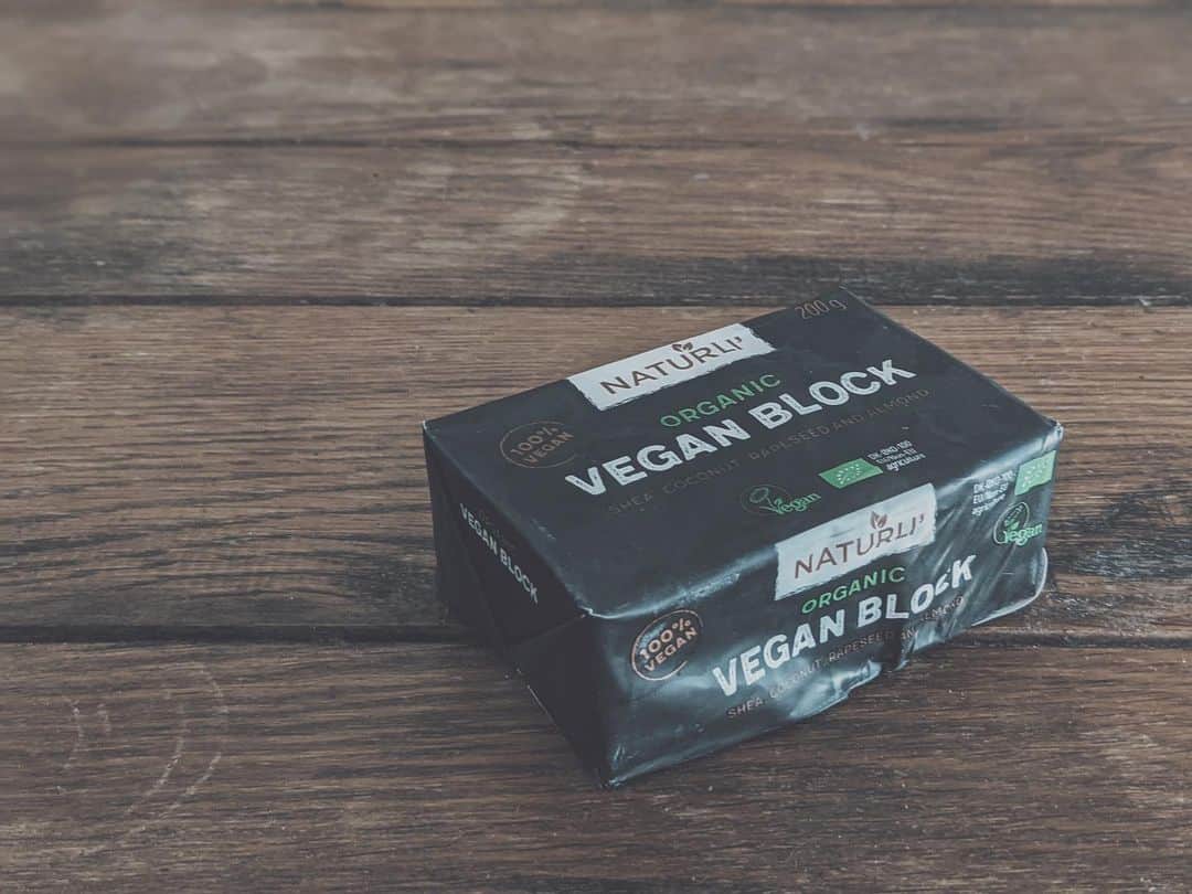 藤田敦子のインスタグラム：「ㅤ  100% plant-based Naturli’ Organic Vegan butter💕 ㅤ プラントベースのバター代替品。 コレでガーリックバターライス作ったよ✨ ガーリックは @usagifarm_ai のもの。 これなしには生きていけませーん。」