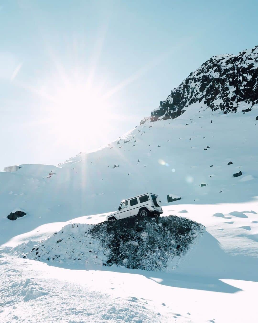 メルセデス・ベンツさんのインスタグラム写真 - (メルセデス・ベンツInstagram)「Catching some rays in the snow. 😎❄️ Where do you like to take your G-Class for a sunbath?  📸  @constantin.schiller  #MercedesBenz #Gclass #strongerthantime」12月28日 7時55分 - mercedesbenz