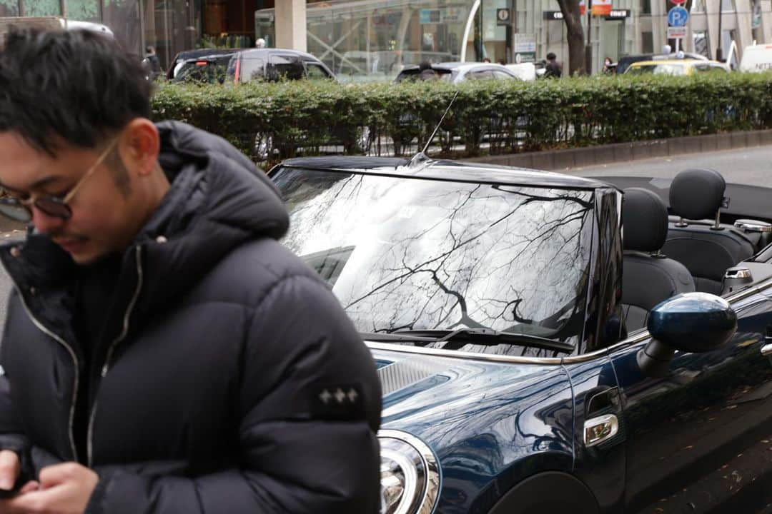 新野俊幸さんのインスタグラム写真 - (新野俊幸Instagram)「先日、MINI Convertible Sidewalk Edition で表参道からお台場までドライブしてきました😏  冬のオープンカーも全然アリだね、シートヒーターがめちゃ暖かくて快適に過ごせたよ  ボディーカラー、ボンネットストライプ、ホイール、インテリア、どこを見ても全く隙が無いデザインでハンサムな車だったな〜  あと、スマホでカーナビを設定できる MINI Connected がめちゃ便利  MINI Convertible Sidewalk Edition を体験した最高な一日はハイライトにも残しておいたのでチェックしてみて👍  @mini_japan  #MINIJapan  #MINIConvertibleSidewalkEdition  #PR」12月28日 13時29分 - niinotoshiyuki