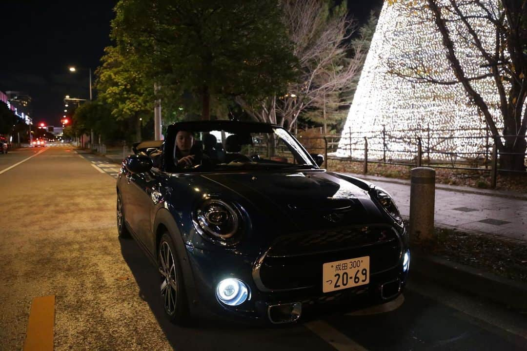 新野俊幸さんのインスタグラム写真 - (新野俊幸Instagram)「先日、MINI Convertible Sidewalk Edition で表参道からお台場までドライブしてきました😏  冬のオープンカーも全然アリだね、シートヒーターがめちゃ暖かくて快適に過ごせたよ  ボディーカラー、ボンネットストライプ、ホイール、インテリア、どこを見ても全く隙が無いデザインでハンサムな車だったな〜  あと、スマホでカーナビを設定できる MINI Connected がめちゃ便利  MINI Convertible Sidewalk Edition を体験した最高な一日はハイライトにも残しておいたのでチェックしてみて👍  @mini_japan  #MINIJapan  #MINIConvertibleSidewalkEdition  #PR」12月28日 13時29分 - niinotoshiyuki