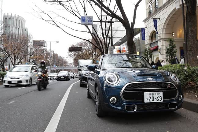 新野俊幸さんのインスタグラム写真 - (新野俊幸Instagram)「先日、MINI Convertible Sidewalk Edition で表参道からお台場までドライブしてきました😏  冬のオープンカーも全然アリだね、シートヒーターがめちゃ暖かくて快適に過ごせたよ  ボディーカラー、ボンネットストライプ、ホイール、インテリア、どこを見ても全く隙が無いデザインでハンサムな車だったな〜  あと、スマホでカーナビを設定できる MINI Connected がめちゃ便利  MINI Convertible Sidewalk Edition を体験した最高な一日はハイライトにも残しておいたのでチェックしてみて👍  @mini_japan  #MINIJapan  #MINIConvertibleSidewalkEdition  #PR」12月28日 13時29分 - niinotoshiyuki