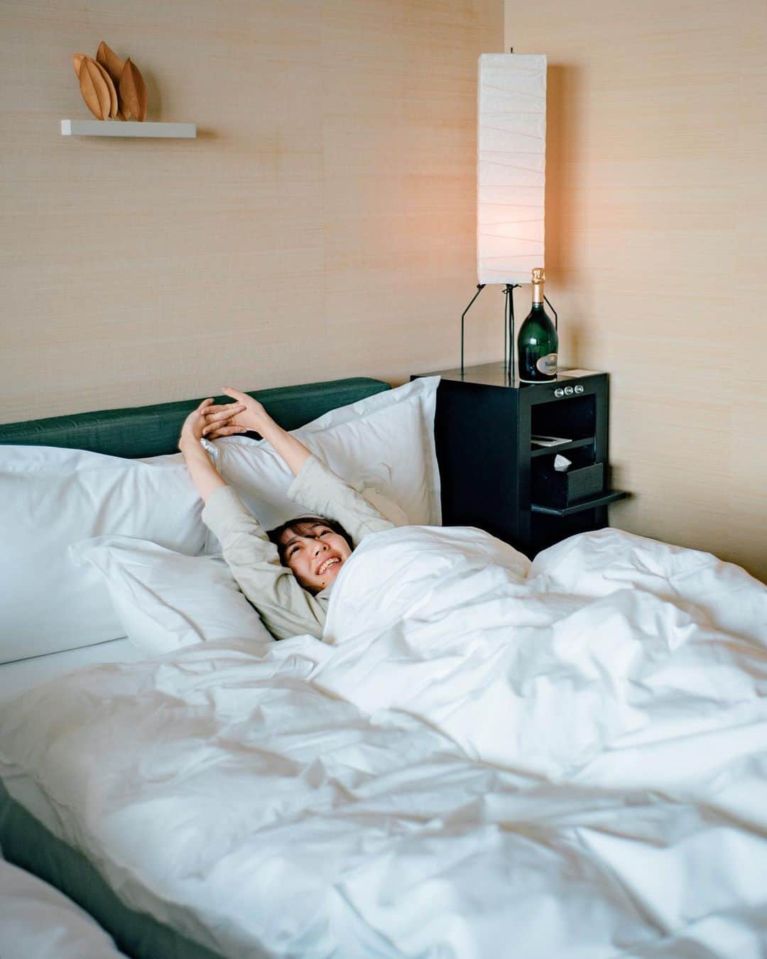 haru wagnusのインスタグラム：「One day at @parkhyatttokyo  ㅤㅤㅤㅤㅤㅤㅤㅤㅤㅤㅤㅤㅤ ㅤㅤㅤㅤㅤㅤㅤㅤㅤㅤㅤㅤㅤ 目覚めの朝、朝食をルームサービスでいただき、のんびり過ごしてから、お昼はデリカテッセンのサンドイッチを買って、近くの新宿中央公園へお散歩に出かける。そんな長閑な、半日をパークハイアット東京で過ごしました。 また癒されにいきたい素敵なホテルです。 (新宿中央公園にいる、猫ちゃんはお膝に乗ってきます🐈) ㅤㅤㅤㅤㅤㅤㅤㅤㅤㅤㅤㅤㅤ ㅤㅤㅤㅤㅤㅤㅤㅤㅤㅤㅤㅤㅤ #parkhyatttokyo  #hyatt」