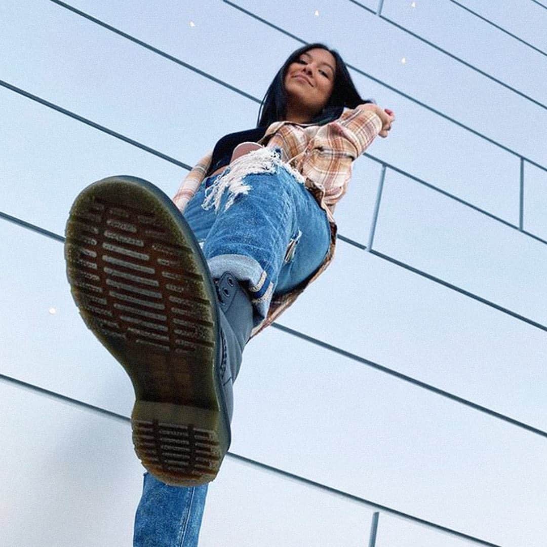 American Eagleのインスタグラム：「Us: Show us you love Mom Jeans without telling us You: ☝️ @maryreyes__ @alissahsillah @caleb.loobie @hanhebert @johannaivelissee」