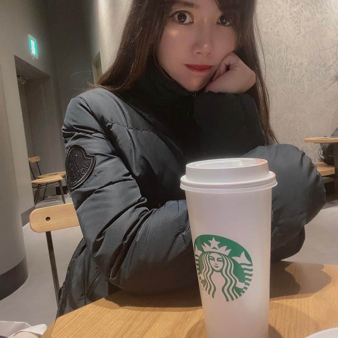 hina2221のインスタグラム：「最近はスタバでミーティングすることが 多い☺️考えることがいっぱい😇 . . #2020aw #zozotown #ゾゾタウン #冬ファッション #冬コーデ #冬靴 #今日の靴 #靴好きな人と繋がりたい #足元倶楽部 #ブーツ#ブーツ#ショートブーツ#moncler #もんくれーる」