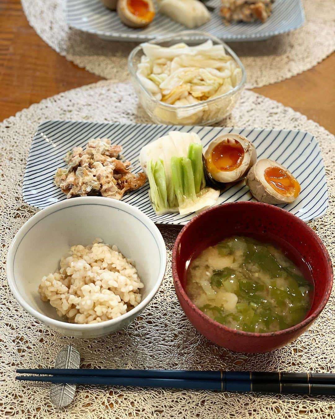 内海和子さんのインスタグラム写真 - (内海和子Instagram)「. 昨日の朝ごはん🍚  ⚫︎鮭と玉ねぎドレッシング マヨネーズあえ ⚫︎かぶのぬか漬け ⚫︎味付け卵 ⚫︎玄米ごはん ⚫︎かぶの葉とニンニクのお味噌汁 . . #お箸置き は 代官山のセレクトショップ購入 .  #朝食#朝ごはん#カズゴハン #おうちごはん#うちごはん#おうちごはんlover  #毎日手作り#健康第一#ご飯が美味しい #お家ごはん#料理上手になりたい #作り置き#料理記録#献立#手作り料理 #丁寧な暮らし#幸せの食卓部 #料理好きな人と繋がりたい  #箸置コレクション#内海和子 #食器#うつわ#うつわずき#器」12月28日 8時06分 - kazukoutsumi