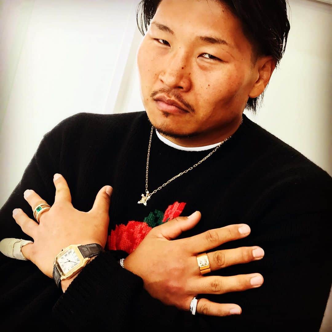 のインスタグラム：「昨日の撮影は　稲垣啓太さん。  この写真でわかります？ 手が　おーっきい！ 指輪の大きさも　ハンパない！笑 この大きな手で　ガッチリボール🏉を つかんでたんですねー！（＾ν＾）  因みに　一枚目の写真は 稲垣啓太グラビア3秒前！！笑  今年も　楽しい現場ありがとうございました😊」