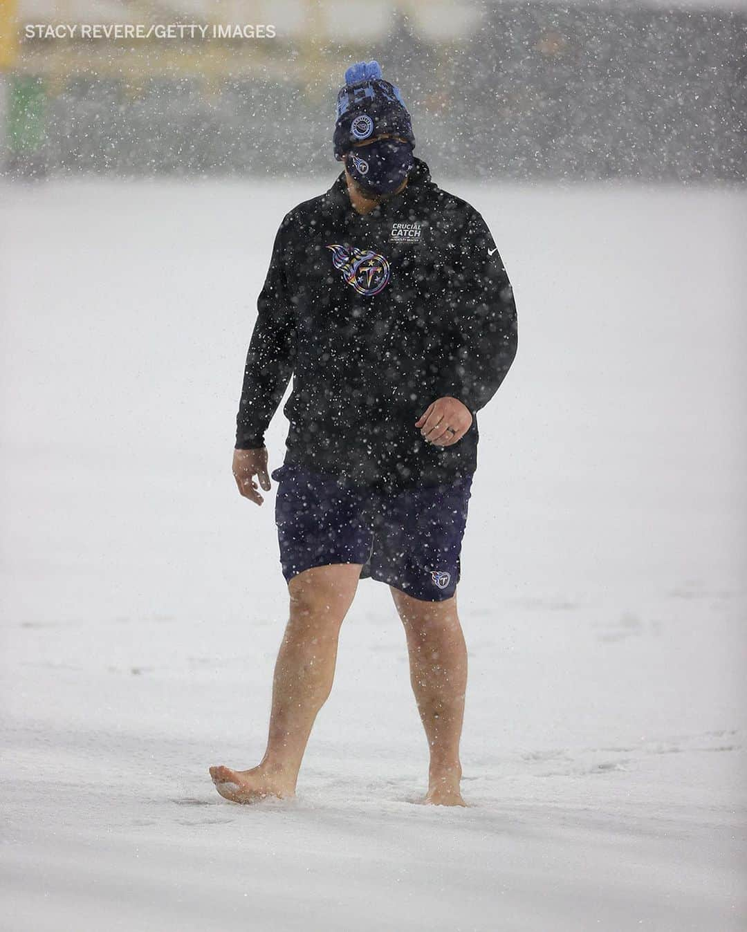 スポーツセンターさんのインスタグラム写真 - (スポーツセンターInstagram)「Titans OL Ben Jones going BAREFOOT in the snow at Lambeau pregame 🥶 (via @titans)」12月28日 8時10分 - sportscenter