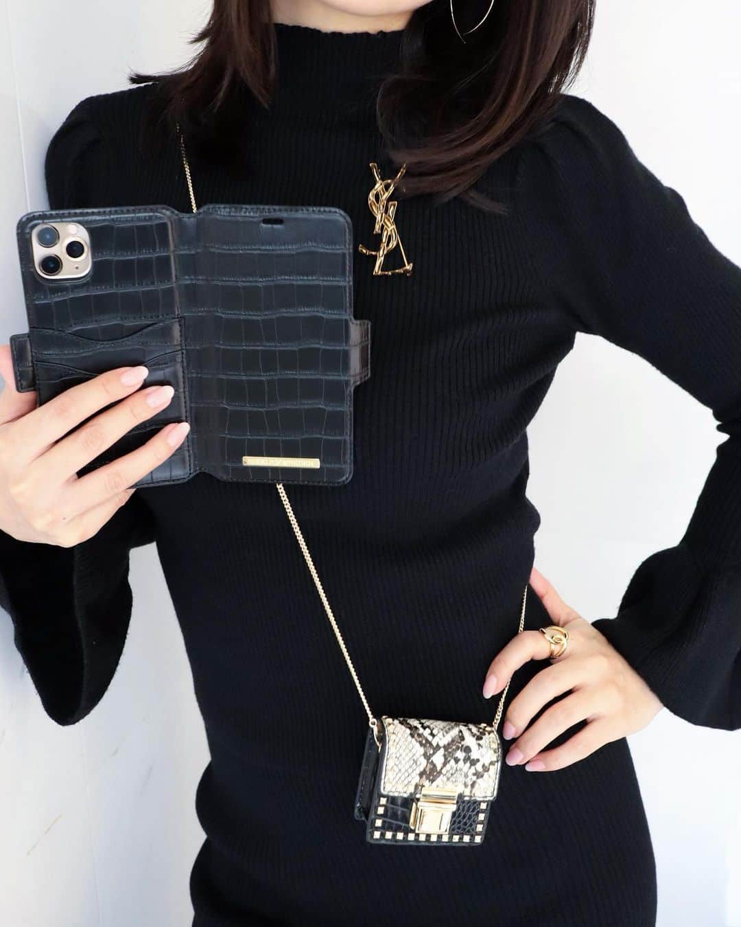 笹倉麻耶さんのインスタグラム写真 - (笹倉麻耶Instagram)「最近は、小物へのこだわりが強くなってきた。﻿ ﻿ ﻿ 理想的なiPhoneケースと、AirPodsのケースを﻿ 見つけとても嬉しい！﻿ ﻿ ﻿ よく携帯を地面に落とすので、最近は﻿ 画面保護できる、手帳型のケースを探してたの。﻿ 黒のクロコダイル型押しがカッコよくて即決。﻿ とてもスマートな見た目が気分だった！﻿ ﻿ ﻿ ﻿ そして、AirPodsのケースはなんと﻿ 肩がけできるチェーンつき♡﻿ めちゃくちゃ素敵すぎて前のめりでポチり。﻿ ﻿ ﻿ iDeal Of Sweden @idealofsweden は、﻿ 動物愛護・フェアトレード・寄付・梱包資材100%リサイクル・有害プラスチックの不使用など﻿ サスティナブルな取り組みをしているブランド。﻿ ﻿ ﻿ 物を選ぶとき、サスティナブルであるかどうかも﻿ 最近少しずつ意識するようになってきて﻿ サスティナブルで素敵なものに出会えるのは﻿ とても嬉しいです。﻿ ﻿ ﻿ ﻿ 10％オフでお買い物できるクーポンコード﻿ 頂きました。﻿ 【nicomaya252510】﻿ 有効期限は12/25~1/17まで﻿ ﻿ 良かったら使って下さいね！﻿ ﻿ ﻿ In paid collaboration with #idealofsweden﻿ @idealofsweden  ﻿ ﻿ #iphonecase ﻿#caseiphone #iphoneケース #スマホケース #アラフォーコーデ #airpods #airpodsケース #アラフォーファッション #大人コーデ #ファッション好きな人と繋がりたい #大人ファッション #時尚 #パーソナルスタイリスト ﻿ ﻿ ﻿ ﻿ ﻿」12月28日 8時10分 - nicomaya2525