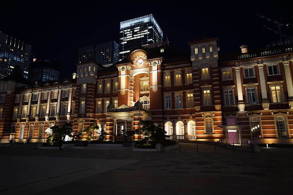 ホテルウィングインターナショナルプレミアム東京四谷のインスタグラム：「.  皆さまこんにちは。わたしは先日、東京ミチテラス2020に行ってきました。  東京駅周辺で行われている光のイベントは、1999年から行われている冬の風物詩です。東京駅から、丸の内ビル、丸の内中通りまで歩いて、イルミネーションを楽しむことができました。  東京駅は、歴史、文化、伝統、ビジネス、そして新しさが融合した素敵な街ですね。  このイルミネーションの時期に、是非一度東京駅を訪れてみてはいかがでしょうか？  #ホテルウィングプレミアム東京四谷 #ホテルウィング東京四谷 #hotelwinginternationalpremiumtokyoyotsuya  #hotel #東京駅 #丸ノ内 #イルミネーション #夜の素敵なひとときを」