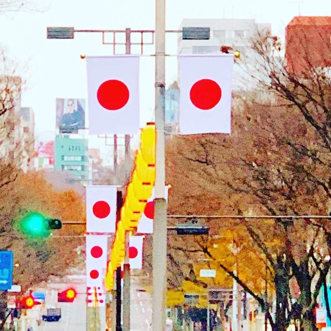のインスタグラム：「《OhaYOKAN》  今朝の 原宿表参道は曇天なり…☁️  肌寒く どんよりとした朝🌅  朝ラン＆ウォークは快調でした…🏃‍♂️👟  街並みは  すっかり お正月モードに…🎍🎌  さて  本日の YOKANは  午前中は  お昼の 〆切目指して  エディット作業…✏️✂️🎵🎼  午後からは  事務関係が 〆ということで  事務祭り…✍️📄  本日中に 終わります様に…✨  楽しみながらがんばりまーす✌️  みなさま  笑顔で ステキな1週間を…💓  #harajuku #omotesando #原宿 #表参道 #tokyo #japan #morning #朝 #朝ラン #ウォーキング #running #walking #plogging #プロギング #OhaYOKAN #YOKAN散歩 #街角アート #streetart #hinomaru #日の丸 #提灯 #lantern #meijijingu #明治神宮 #お正月便り #newyearreport #インスタ映え #instagram #笑顔でステキな1日を💓」