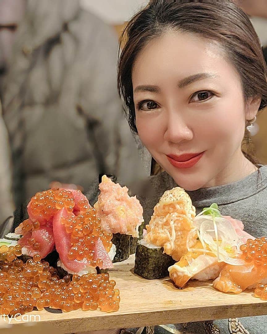 今堀恵理さんのインスタグラム写真 - (今堀恵理Instagram)「ばえる❗ばえる❗ドリンクも料理も全部ばえる❗インパクト抜群の  @sakaba_ribery_sushiru   が12月15日にオープンしたので  @izumi.hakamata  ちゃん @love_miyuka  ちゃんと  @uchippa_utsubopark のレッスン後に行って来ました✨  カウンターのみのカジュアルなお店で若い女子が多いです とにかく人気です  フルーツサワーが可愛かった💕 天ぷら、寿司、手巻きのドック、インパクト抜群の出し方で毎回楽しい 天ぷらもサクサクだし、寿司もネタがモリモリ‼️ お値段もリーズナブルですよ １品もばえるよ  若い女子に人気なのが納得でした💕  #創作寿司 #天ぷら #ばえる寿司 #スシる #女子会グルメ」12月28日 8時13分 - eriimahori