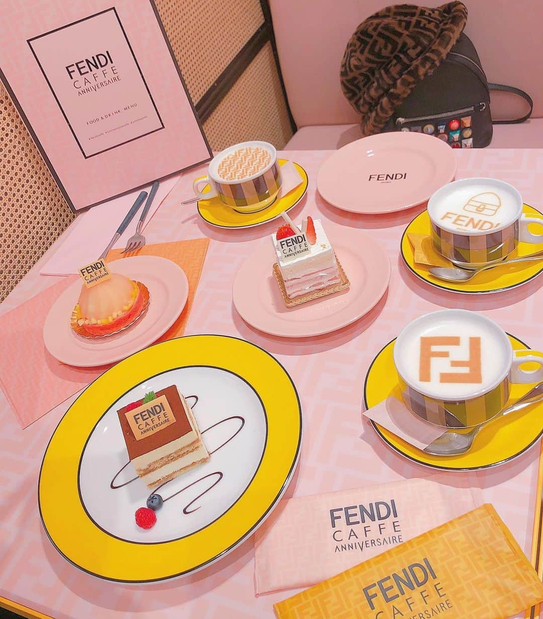 玉川来夢のインスタグラム：「FENDIカフェ可愛すぎました❤️ 食器ほしい🤤💕 まなみんとりーちゃんと女子会でしたっ💝 #fendi  #フェンディ #フェンディカフェ #アニベルセル表参道 #アニベルセル #アニベルセルカフェ #表参道カフェ」