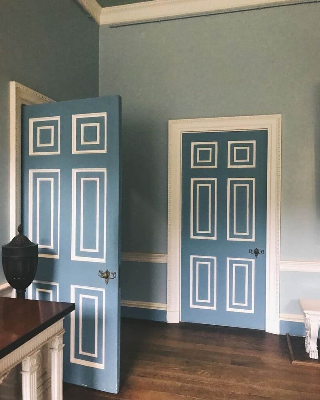 Homepolishのインスタグラム：「These trompe l'oeil doors have us feeling anything but blue – how about you?  DM us if you know the designer – we’d love to give them proper credit and see what other genius projects they’ve done!」