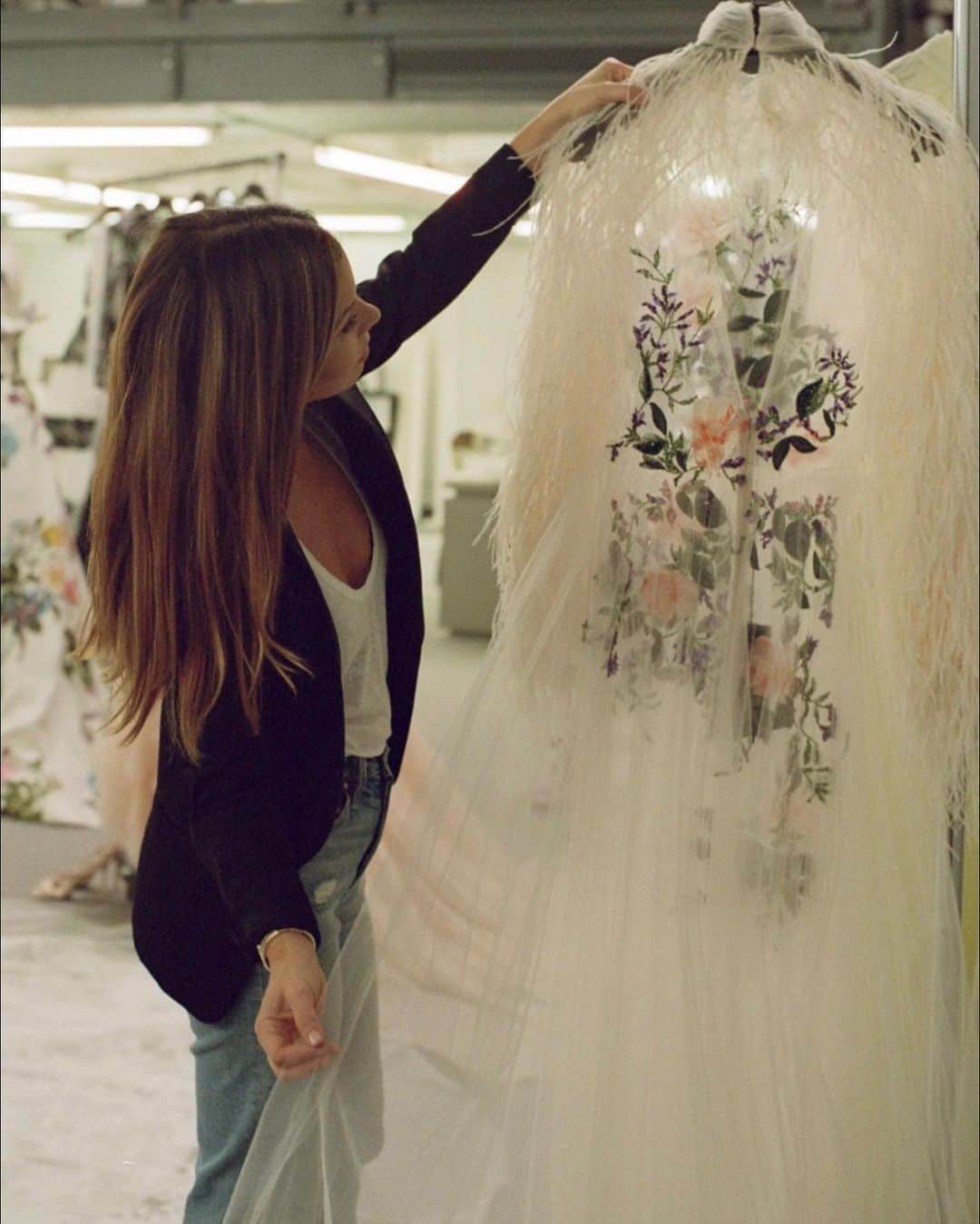 Monique Lhuillierのインスタグラム：「My Creative Process 💗 #moniquelhuillier #bts」