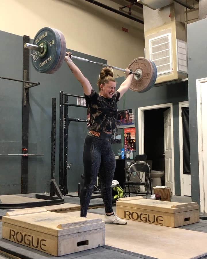 のインスタグラム：「My fav lifts of 2020: -107 double during the first bit of quarantine shortly after the Olympics were postponed. I cried pretty much daily & had almost zero emotional control bc ✨anxiety✨, but I was able to channel it for some really bad ass sessions completely by myself. And also some really really shitty ones, never really knew what to expect from myself those days  -my first comp 110 snatch! It felt like such a break through & mannnnn did it feel like such an easy lift. It was beyond exciting & had I made that 140 jerk after it would have been a perfect day after endless battles leading up to it. Not a PR day, but a day where everything felt effortless for once. Those days are magic  -my fav dip day, 145 & 111 after literally having to quit my morning session & go home because my brain couldn’t get it together. I was so proud of that second session.   Basically all things that happened after being so beat down & in such rough places. Little glimmers of “okay you’re doing okay” to keep me going all year. We didn’t have a single day of “maxing” really, because this year just wasn’t about that. I got to push some days, but we never really went into a session like OKAY MAX SINGLE DAY. Which is kind of exciting for when those days do come. A year of mostly being my own cheerleader in training, endless literal self talk to get through a session alone & a whoooooole lotta bullshit. But here we are and I’m surviving, so here’s to hopefully thriving instead in 2021 🥂」