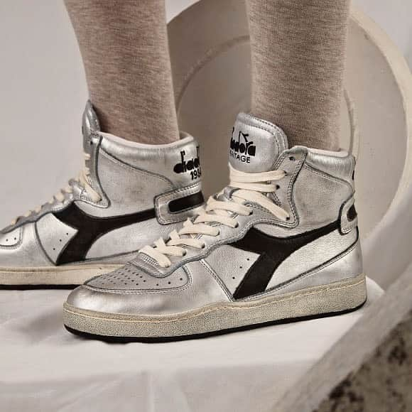 ディアドラさんのインスタグラム写真 - (ディアドラInstagram)「. 【diadora PRODUCT INFORMATION】 . "mi basket silver used w" . 80年代にミラノバスケットボールチームが使用していた"mi basket"が復刻。 上質なフルグレインレザーにストーンウォッシュとワックストリートメントでユーズド感を演出。 厚めでソフトなライニングで履き心地も抜群です。 シルバーメインのカラーリングは一見インパクトはありますがウォッシュ加工でこなれた雰囲気が楽しめます。 . #diadora #diadoraheritage #mibasket #makeitbright #sneakers #ディアドラ #ディアドラヘリテージ #スニーカー」12月28日 8時32分 - diadoralifestyle_japan