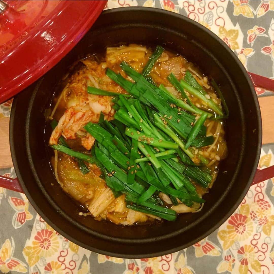 にんべん　おだしでキレイ習慣さんのインスタグラム写真 - (にんべん　おだしでキレイ習慣Instagram)「投稿コンテスト #冬のおだしごはん﻿ @tanosimida さんの投稿をご紹介します🤗❤️﻿ #にんべん の #だしが世界を旨くするうまみ塩鍋スープ でキムチ鍋をを作ってくださいました🍲💓﻿ ﻿ .﻿ .﻿ .﻿ ﻿ ﻿ ﻿ ♪﻿ キムチ鍋♪﻿ ﻿ ジンワリ汗をかきながら食べました。﻿ ﻿ それにしても、ニラの切り方と入れ方が雑だなぁ﻿ ﻿ #キムチ鍋﻿ #鍋#🍲﻿ ﻿ #にんべん﻿ #にんべんだしアンバサダー﻿ ﻿ 今回はこんな感じで作りました。﻿ ﻿ ↓👇↓👇↓👇↓👇↓﻿ ﻿ ①みじん切りのニンニクと生姜を胡麻油で炒める。﻿ ﻿ ②①にキムチと豚バラ肉、薄切り大根を加えて炒める。﻿ ﻿ ③その上に長ネギ、えのきをのせて｢だしが世界を旨くする・旨み塩｣、水を加えて煮る。﻿ ﻿ 味の調整は塩麹で。﻿ ﻿ 最後にニラと追いキムチをのせたら完成。﻿ ﻿ 鍋のシメは、インスタントラーメン。﻿ 別に茹でなくて良いので簡単です♡﻿ ﻿ ちなみに今回使ったのはマルちゃん正麺です。」12月28日 8時43分 - ninben.dashiambassador