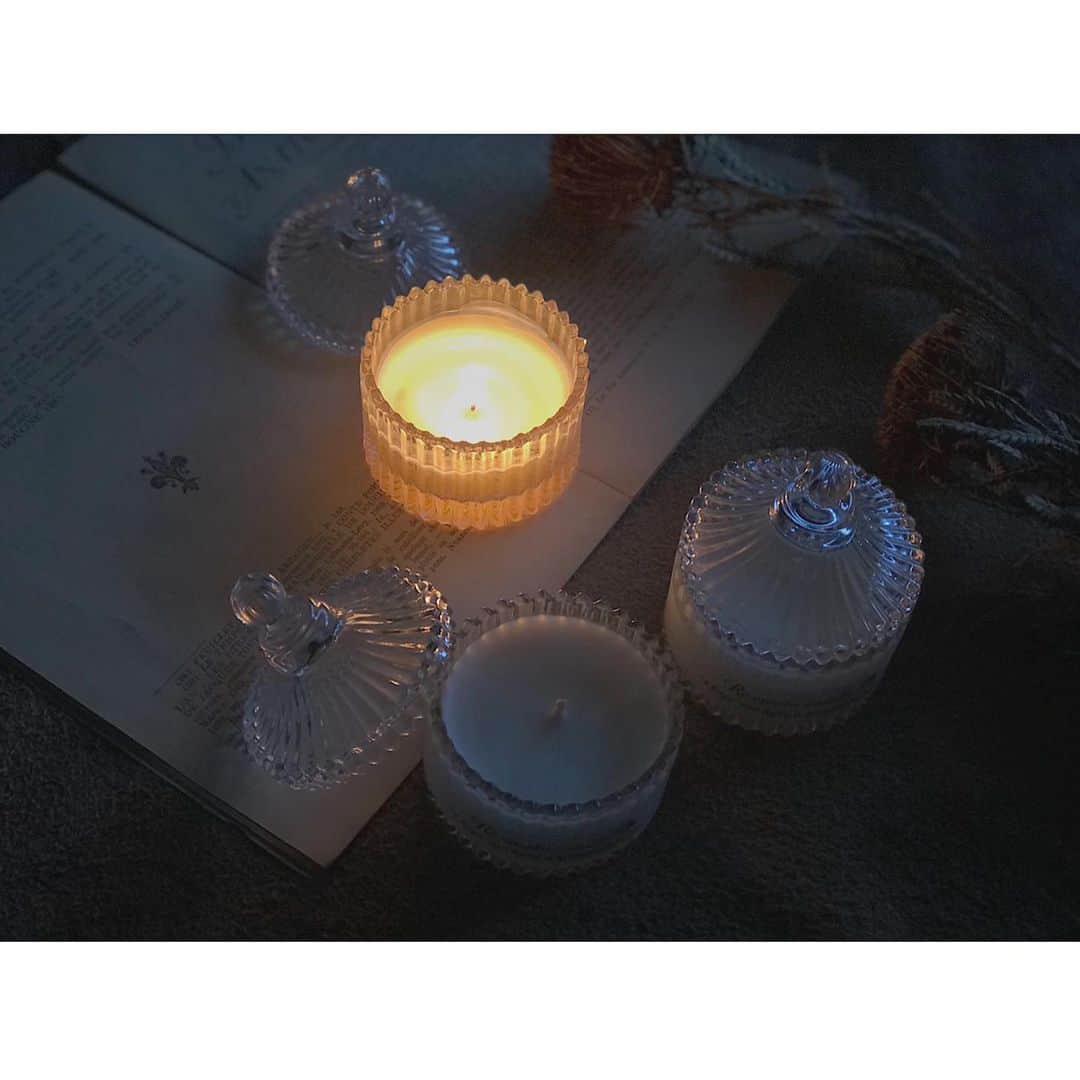 Re.ewalu(ﾚｳﾞｧﾙ)~Life of akari~さんのインスタグラム写真 - (Re.ewalu(ﾚｳﾞｧﾙ)~Life of akari~Instagram)「𓏙𓏙 Ordermade Candle   ✔︎Treatment Candle "Night type"  ・ ・  ✴︎fresh air ユーカリペパーミント/レモングラス/ライム/レモンマートル   ✴︎Free ローズ/ラベンダー/ジャスミン/ローズマリー/オレンジ   ・ ・  わたしにとって Candleをはじめた初期から素敵なご縁で 繋がりのある方からのご依頼品◡̈*  ・ ・  また会えますようにと願いながら作りました𓊮 ご連絡ありがとうございました♡⃜  ・ ・  こちらはFANTISTにて動画Lesson配信中ですᕱ  ━━━━━━━━━━【information】━━━━━━━━━━━━ 〔Contact〕 ✔︎オーダー依頼・Lesson問合せ・お仕事依頼 🔝HP➪contact・Instagram DMから☺︎︎  〔Candle Lesson〕 Open→火・水(土or日) ✔︎Lessonのご予約は 🔝HP➪contact・Instagram DMから☺︎︎  〔Movie Lesson〕 FANTISTにて動画レッスン公開中ఌ 🔝HP➪Movie Lessonより  ⬇︎今後の動画Lesson公開予定メニュー⬇︎ ✔︎Marblepop gel Candle  〔Shop ᴥ︎ Event〕 ✔︎Select shop : DAISY'S DELI 様 湘南エリア藤沢 ✔︎12/14〜12/29 京阪モール京橋店 委託販売 ✔︎2月 名古屋百貨店 委託販売  ━━━━━━━━━━━━━━━━━━━━━━━━━━━━━  #botanicalstyling #candles #myroom #wedding #キャンドル #川崎キャンドル教室 #習い事サロン #部屋作り #ひとり暮らし #空間美學 #蜡烛 #淡色女子 #暮らしを整える #JCAキャンスタ #香りのインテリア #贈り物 #大人のインテリア #川崎 #癒しの時間 #양초만들기 #촛불 #冬のごほうび #ホワイトインテリア #キャニスター #インダストリアルインテリア #一人暮らしインテリア #ボタニカルキャンドル #朝の時間  #アロマ生活  #アロマキャンドル」12月28日 8時35分 - re.ewalu_candle