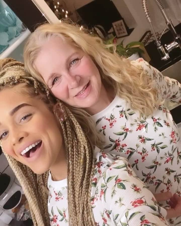ジャスミン・サンダースのインスタグラム：「Christmas Video Dump from Me & My Family 🎄🙏🏽❤️」