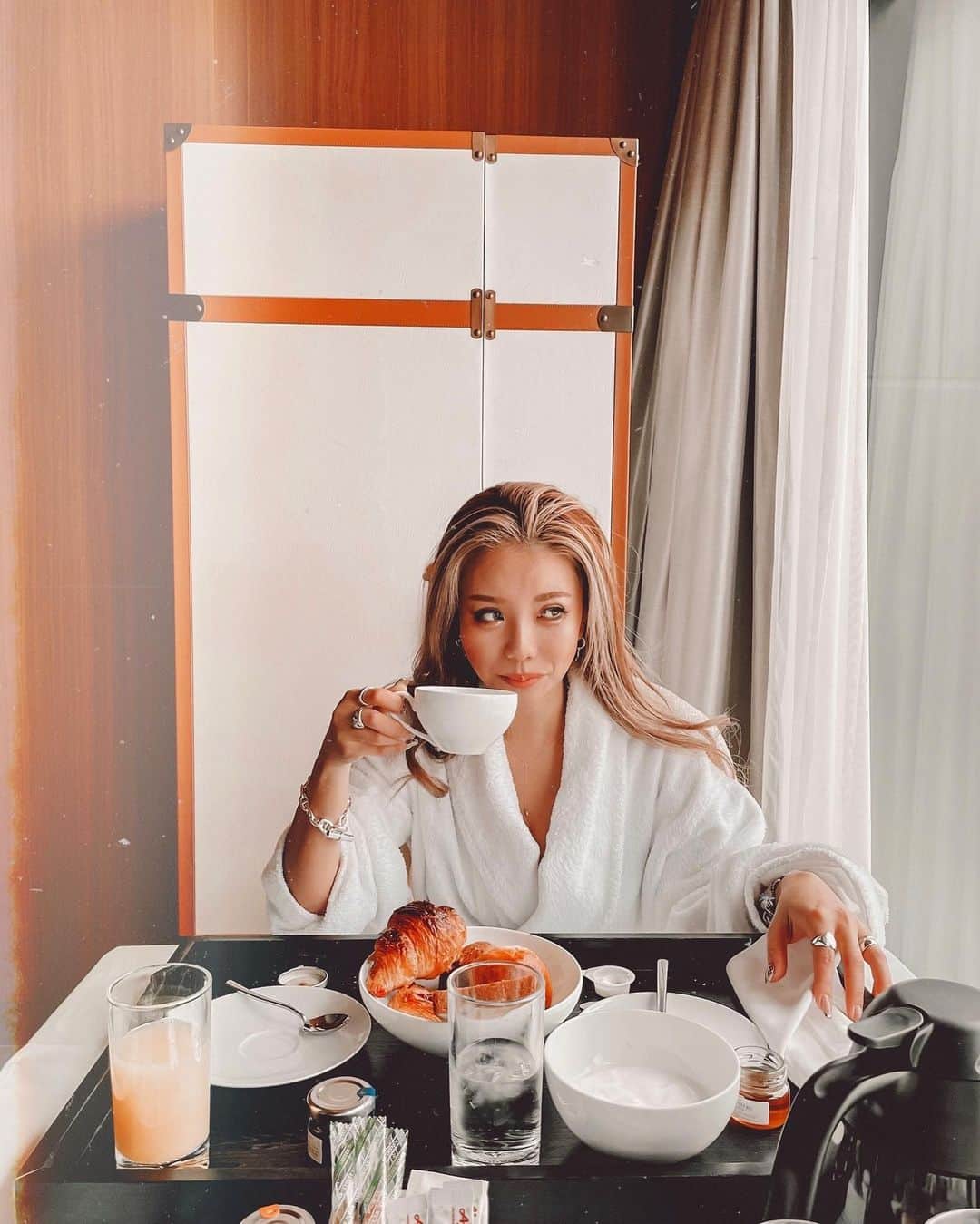 ✷kana✷のインスタグラム：「🥐☕️ . . Room serviceってやっぱさいこう🥺 さて今日は仕事納め！ラスト出勤がんばろ♡ . . #Blakefast #roomservice」