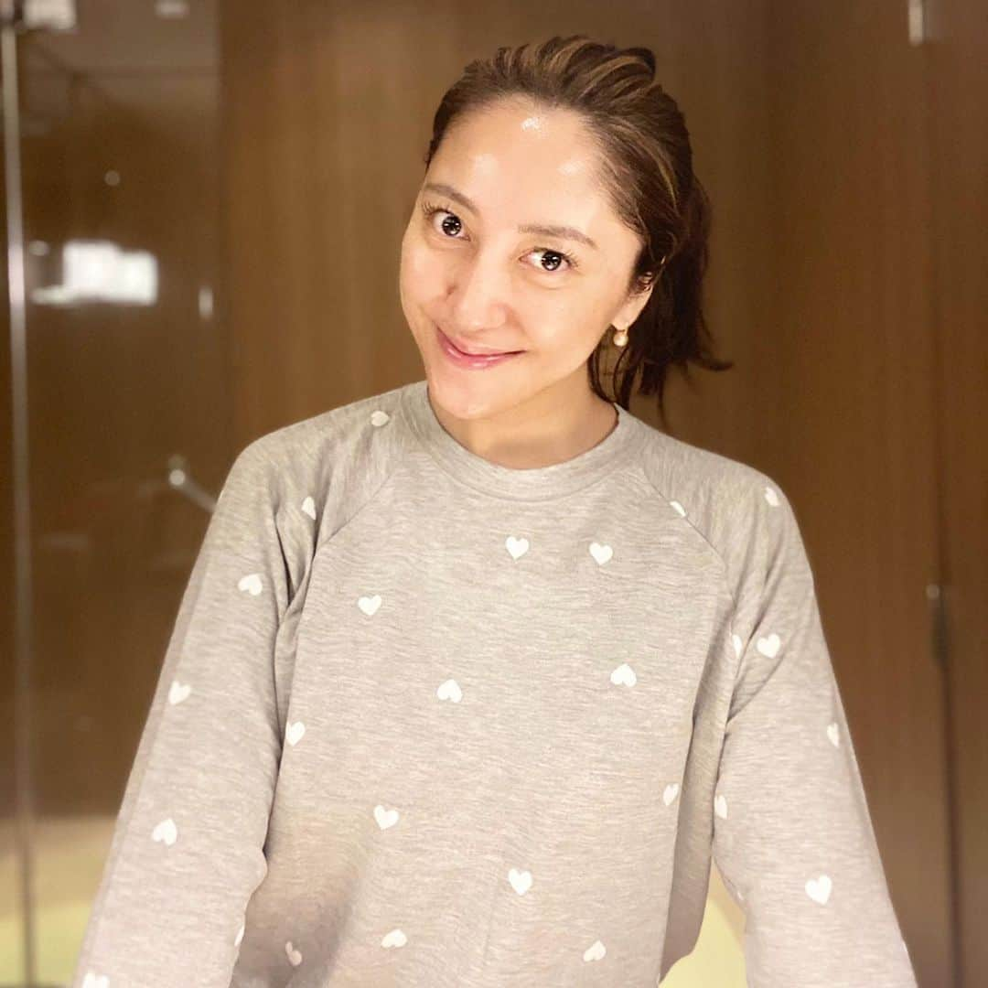 小川ひとみさんのインスタグラム写真 - (小川ひとみInstagram)「おはようございます🥰 質問のお返事の続き 今日はスキンケアについて 今年は３５年間の中で 一番お肌のケアを念入りに 頑張った１年でした✨  色々な長年のプレッシャーから 解放されてホルモンバランスが 整った事もあるかもしれません🥰  幼少期からアトピーが酷かった私にとっては、 肌が傷だらけなのが日常だったので、 毎日痒くない、痛くないだけで本当に幸せ✨  沢山の基礎化粧品を使って試してきましたが、 必ず自宅にキープしているもの、 毎日手に取るものを写真に撮ってみたので 紹介させてください✨  クレンジングはミルククレンジングで 化粧水と共に @larrabure_beauty のもの このミルククレンジングさえ使えば、 季節による乾燥や日焼けなどの変化に トラブルなしで乗り越えられる  @eclat_jp の化粧水 これは私の中で保湿のバランスがパーフェクト　 もう３本目が無くなりそうです  @larrabure_beauty のリンクルセラム 一つしか基礎化粧品を持たせてもらえないなら 間違いなくこの一つを選ぶ 本来はシワにもダイレクトに効果があるセラムだけれど 私はシワだけじゃなくて 保湿や肌のリカバーにすごく効果があると感じてます  @brightage_japan の乳液 これは化粧水と共にお勧め PRでお仕事をさせてもらったことが２回ありますが、 こちらも自分で購入してリピートしているもの PRでのお仕事だと使える言葉に制限があって なかなか良さを伝えるのが難しい時もあるんだけれど、 私は赤みの悩みが このブライトエイジのセットで解消されたし、 まだまだ肌が酷く荒れていた時に使って綺麗になったので、 こちらも太鼓判押せるおすすめのものです  oilは @antipodesskincare のもの 色々なoilを試してきたけれどどれも私は痒くなってしまって… このoilだけが私の肌には合うし 特に保湿したい日には必ず ３滴くらいを肌全体にのばしています  詳しく書くとかなり長くなりましたが 厳選してリアルなおすすめを書いてみました🥰 是非参考までに❤️ ２枚目の写真は記録用に 携帯のカメラでno filterで撮りました 照明のおかげで綺麗に撮れましたが 肌艶が人生で一番出てると思います💯  #skincare #2020年振り返り #35歳肌記録」12月28日 8時51分 - hitomy220