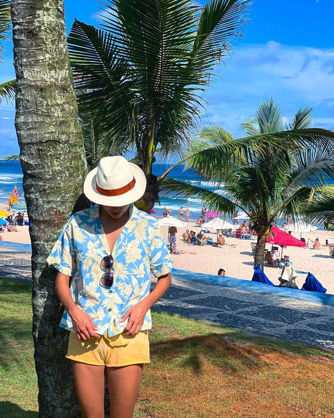 ケリーさんのインスタグラム写真 - (ケリーInstagram)「San-ai Resort UPF30のUV効果の トロピカルプリントシャツが水着と合わせて可愛い コーデでブラジルのサマー ホリデーを楽しんでいます🌺🌞✨ ・ 麻のようなナチュラルな素材感と肌触りが 張り付きにくい清涼素材で、ビーチ以外の デイリーアイテムとしても使いやすいアイテム🥰 ・ ブラジルの海で着たくて日本から わざわざ持ってきました😍👚🌺 ・ Enjoying my Brazilian Summer holiday  wearing my UPF30 UV cut 🌺🤙🇧🇷 ・ @sanai_resort  ・ #sanairesort#summer#2020 #holiday#bye2020#brazi l#ブラジル#お正月」12月28日 8時45分 - kellymisawa