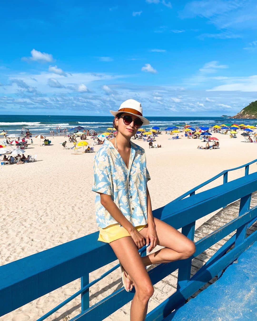 ケリーのインスタグラム：「San-ai Resort UPF30のUV効果の トロピカルプリントシャツが水着と合わせて可愛い コーデでブラジルのサマー ホリデーを楽しんでいます🌺🌞✨ ・ 麻のようなナチュラルな素材感と肌触りが 張り付きにくい清涼素材で、ビーチ以外の デイリーアイテムとしても使いやすいアイテム🥰 ・ ブラジルの海で着たくて日本から わざわざ持ってきました😍👚🌺 ・ Enjoying my Brazilian Summer holiday  wearing my UPF30 UV cut 🌺🤙🇧🇷 ・ @sanai_resort  ・ #sanairesort#summer#2020 #holiday#bye2020#brazi l#ブラジル#お正月」