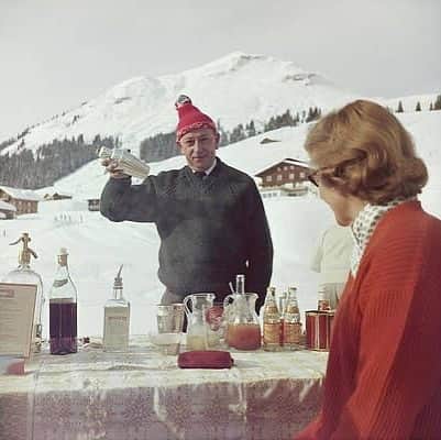 シービーズのインスタグラム：「Treat yourself to our end of season deals. Seasonal styles are 40% off and sizes are going fast. ⚡️  Photo by Slim Aarons」