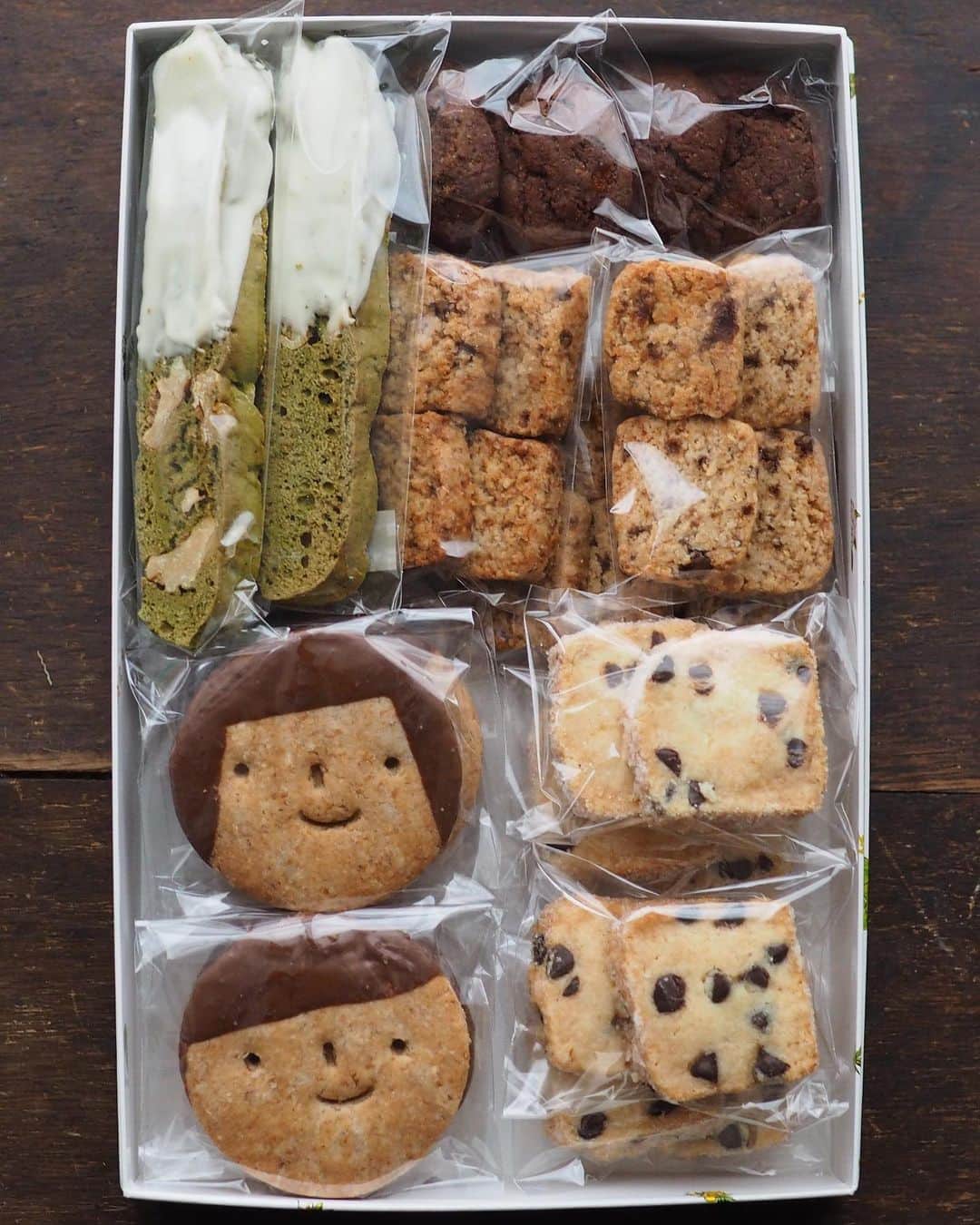 Rocoのインスタグラム：「12.28 #rocoおやつ　詰め合わせセット。可愛い美味しいと楽しみながら作ってました。味見がとまらなかったw。  #なかしましほ#まいにちたべたいごはんのようなクッキーとビスケットの本#uneclefのパン#パナソニックビストロ#クッキー詰め合わせ」