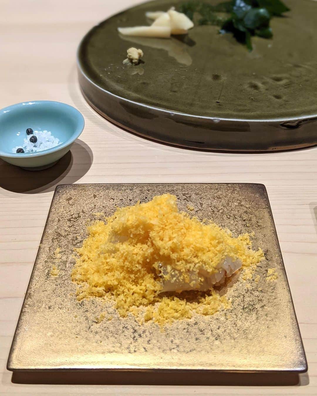 安岡あゆみさんのインスタグラム写真 - (安岡あゆみInstagram)「. 先週伺ったすし匠齋藤さん🍣 つまみと握りが交互にテンポ良く提供されるスタイル。 白トリュフ白子や白海老トリュフエッグ、アオリイカ唐墨などエンターテイメント性のあるメニューが沢山！大好きな香箱蟹も🦀美味しかった🤍 つまみが多めなのでお酒も進みほろ酔いでした…🍶 . . #sushi #akasaka #ayumi_y_gourmet #鮨 #すし匠齋藤 #赤坂グルメ #赤坂鮨」12月28日 8時49分 - ayumi_yasuoka