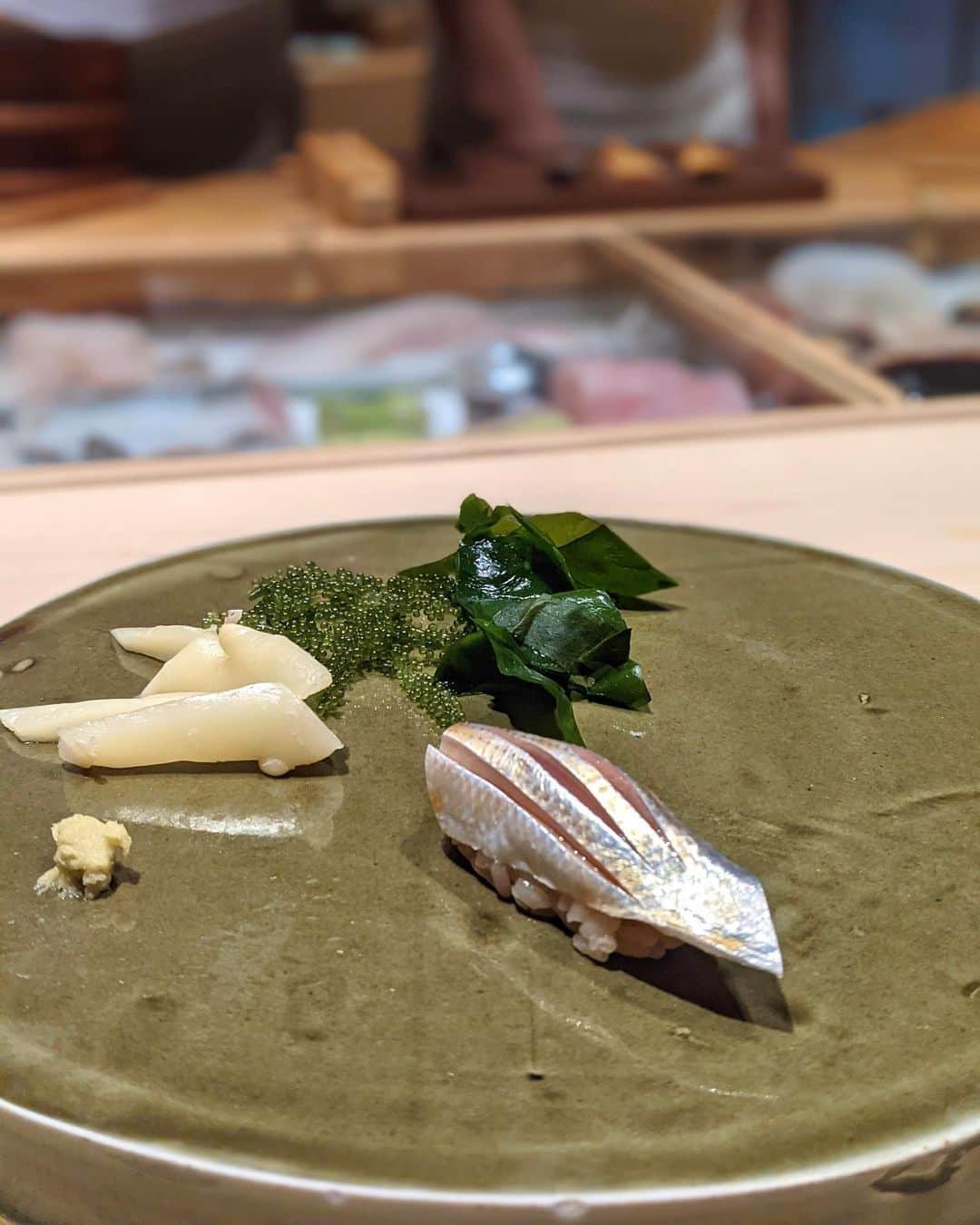 安岡あゆみさんのインスタグラム写真 - (安岡あゆみInstagram)「. 先週伺ったすし匠齋藤さん🍣 つまみと握りが交互にテンポ良く提供されるスタイル。 白トリュフ白子や白海老トリュフエッグ、アオリイカ唐墨などエンターテイメント性のあるメニューが沢山！大好きな香箱蟹も🦀美味しかった🤍 つまみが多めなのでお酒も進みほろ酔いでした…🍶 . . #sushi #akasaka #ayumi_y_gourmet #鮨 #すし匠齋藤 #赤坂グルメ #赤坂鮨」12月28日 8時49分 - ayumi_yasuoka