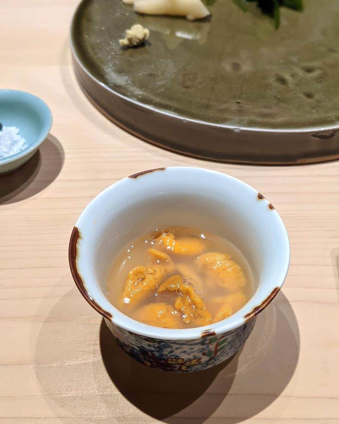 安岡あゆみさんのインスタグラム写真 - (安岡あゆみInstagram)「. 先週伺ったすし匠齋藤さん🍣 つまみと握りが交互にテンポ良く提供されるスタイル。 白トリュフ白子や白海老トリュフエッグ、アオリイカ唐墨などエンターテイメント性のあるメニューが沢山！大好きな香箱蟹も🦀美味しかった🤍 つまみが多めなのでお酒も進みほろ酔いでした…🍶 . . #sushi #akasaka #ayumi_y_gourmet #鮨 #すし匠齋藤 #赤坂グルメ #赤坂鮨」12月28日 8時49分 - ayumi_yasuoka