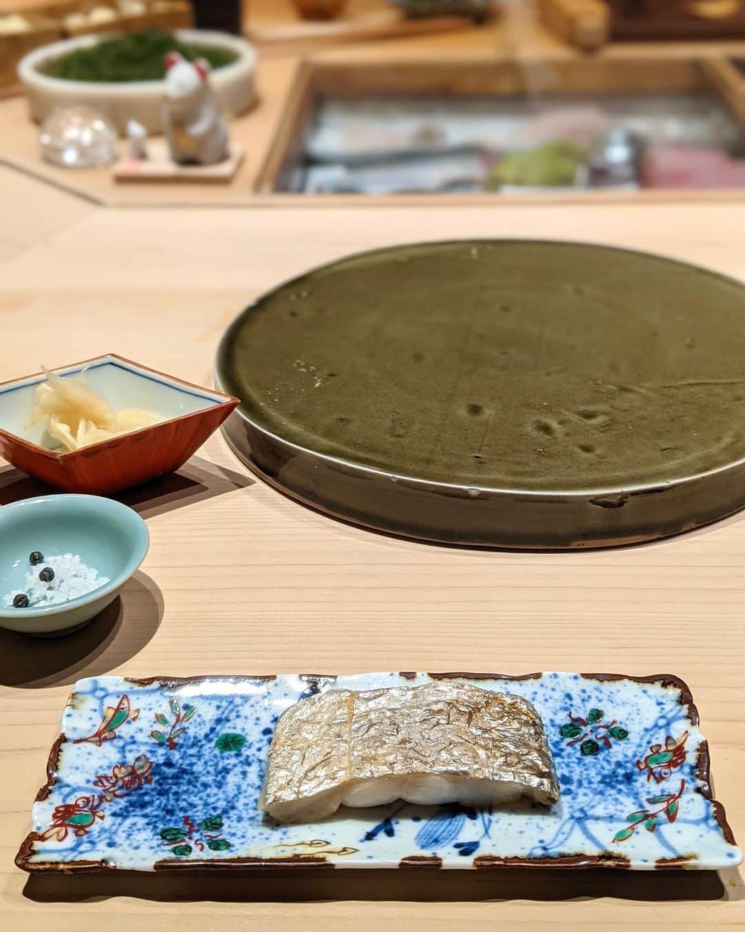 安岡あゆみさんのインスタグラム写真 - (安岡あゆみInstagram)「. 先週伺ったすし匠齋藤さん🍣 つまみと握りが交互にテンポ良く提供されるスタイル。 白トリュフ白子や白海老トリュフエッグ、アオリイカ唐墨などエンターテイメント性のあるメニューが沢山！大好きな香箱蟹も🦀美味しかった🤍 つまみが多めなのでお酒も進みほろ酔いでした…🍶 . . #sushi #akasaka #ayumi_y_gourmet #鮨 #すし匠齋藤 #赤坂グルメ #赤坂鮨」12月28日 8時49分 - ayumi_yasuoka