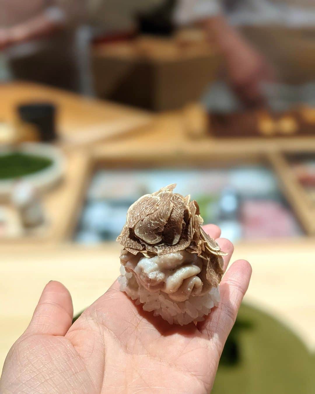 安岡あゆみさんのインスタグラム写真 - (安岡あゆみInstagram)「. 先週伺ったすし匠齋藤さん🍣 つまみと握りが交互にテンポ良く提供されるスタイル。 白トリュフ白子や白海老トリュフエッグ、アオリイカ唐墨などエンターテイメント性のあるメニューが沢山！大好きな香箱蟹も🦀美味しかった🤍 つまみが多めなのでお酒も進みほろ酔いでした…🍶 . . #sushi #akasaka #ayumi_y_gourmet #鮨 #すし匠齋藤 #赤坂グルメ #赤坂鮨」12月28日 8時49分 - ayumi_yasuoka