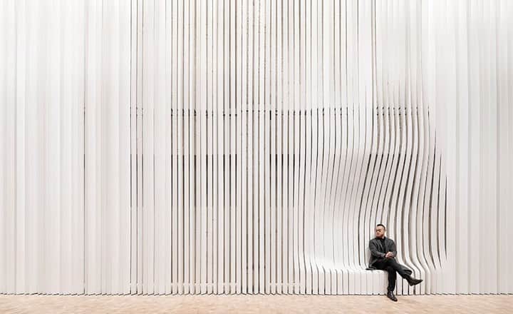 Reiko Lewisさんのインスタグラム写真 - (Reiko LewisInstagram)「Embarcadero Center  John Portman is well recognized for the mixed-use complexes that transformed the downtowns of several cities in America in the second half of the last century. The architect, who died in 2017 (93), created a peculiar brand of inward-looking urbanism multi-use developments that have office space, retail, and hotels with exciting atrium in interconnected. In San Francisco, during the 1970s and ’80s, he completed Embarcadero Center and I saw the article of his building recently renovated by Gensler. It is beautifully done! During 2002 and 2005, I was honored to have an opportunity to work with John Portman and his team on one of his hotel projects. Looking at the article, I thought about the great architect of the century and admired Gensler’s beautiful job! エンバカデロセンター ジョンポートマンは、前世紀の後半にアメリカのいくつかの都市のダウンタウンを一変させた多目的複合施設でよく知られています。 2017年に亡くなった建築家（93）は、オフィススペース、小売店、ホテルが相互接続されたエキサイティングなアトリウムを備えた、内向きのアーバニズム多目的開発プロジェクトという独特なブランドを作成しました。サンフランシスコでは、1970年代から1980年代にかけて、彼はエンバカデロセンターを完成させましたが、最近になってゲンスラーによってそれが改装された建物の記事を見ました。綺麗！ 2002年から2005年にかけて、私自身もジョン・ポートマンと彼のチームと一緒にホテルプロジェクトの1つに取り組む機会を得たことを光栄に思いだします。記事を見て、私は世紀の偉大な建築家について考え、ゲンスラーのすばらしい仕事に感激！ Photos © Joe Fletcher #hawaiiinteriordesigner #interiordesignhawaii #hawaiidesign #johnportman #gensler #embarcaderocenter  #stylishlife #interiorlovers #designideas #beautifullife」12月28日 8時49分 - ventus_design_hawaii