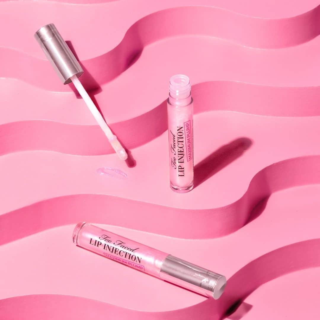 Too Facedのインスタグラム：「Sunday Funday in our fave lippie! 💖 Treat your lips to our Lip Injection Maximum Plump that’s so powerfully effective, it’s not for plumping rookies! 😉 #toofaced」