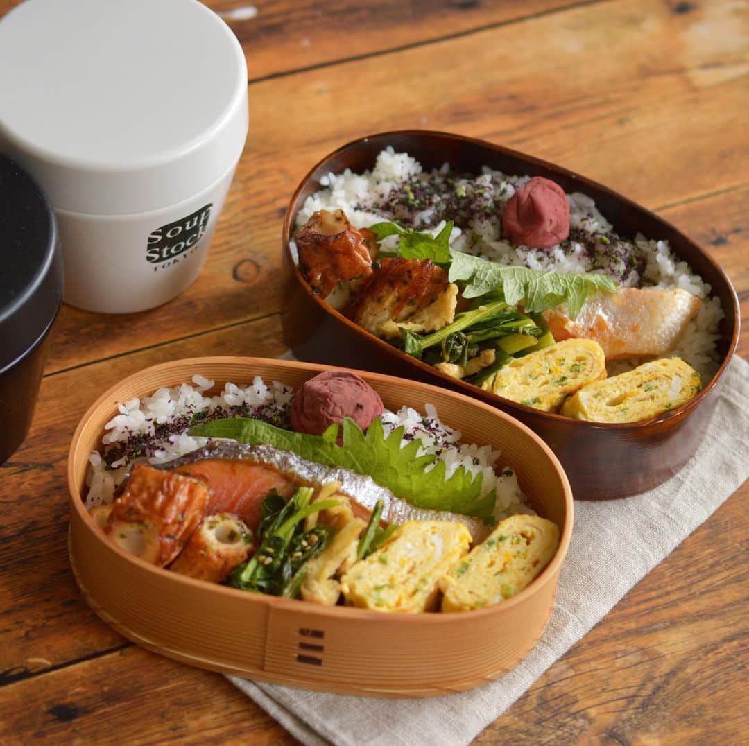 yukiyoのインスタグラム：「2020.12.28* ・ 今日のお弁当 ・ 青菜ゆかり、梅干しごはん 焼き鮭 ネギ入り出汁巻 油菜お揚げ炒め 竹輪炒め ・ お湯を入れるお味噌汁 ・ ・ 仕事納め そして安定の寝坊で適当弁当 最後なのにこれだから笑 ・ これにてお休みに入ります。 みなさん今年もお疲れ様でした！ ・ ・ #お弁当 #obento #bento #lunch #lunchbox #onthetable #japanesefood #暮らし #曲げわっぱ #lin_stagrammer #ロカリ #おうちごはんLover #マカロニメイト #IGersJP」