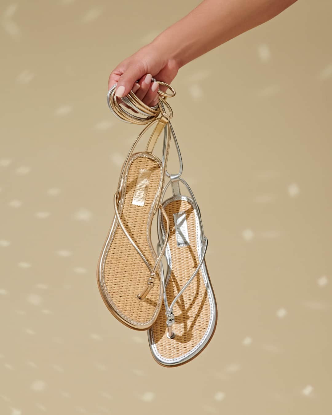Santa Lollaのインスタグラム：「As delicadas tiras e a amarração lace up fazem dessa rasteira um verdadeiro ícone. Dica de estilo: você pode amarrar somente no tornozelo ou subir um pouco para um efeito gladiadora. Vale até sobrepor a amarração por cima de calças! Quem vai testar novas formas de usar? [ R$129,90 cada ] #santalollaverao21 #letsparty #shiny #flats #laceup」