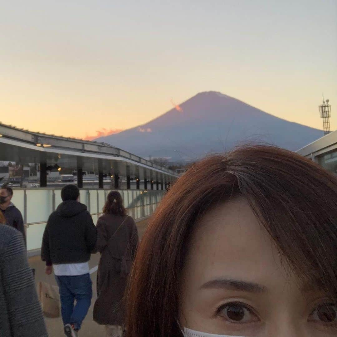 小松みゆきさんのインスタグラム写真 - (小松みゆきInstagram)「🗻﻿ 澄んだ空気に冠雪のない珍しい冬富士をお届けします﻿ ﻿ グラコロは今年は3個目﻿ …あと一回は食べたいな﻿ ﻿ #ソーシャルディスタンス #出掛ける先は屋外 #グラコロ #富士山 #fujisan #小松みゆき」12月28日 8時56分 - miyuki.komatsu.no.5